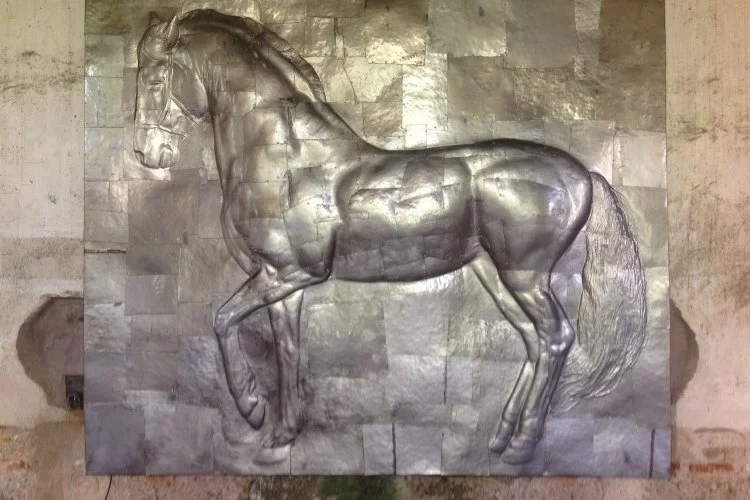 Bas-relief cheval - Bas-relief de cheval- bidon de métal, ciselé, repoussé et riveté.