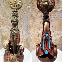 Le soleil XViii carte tarot de Montpellier - 55 X 23 X 23 cm, assemblage (bois, métal, espagnolette)