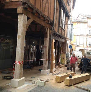 Affiche La maison à pans de bois, conception et restauration par Pays Pascal Waringo - Compagnon du Tour de France et de Suisse des Devoirs Unis, spécialisé dans les techniques de constructions médiévales