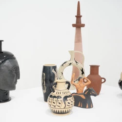 Vue d'exposition "Je suis mort je suis nu" à la Galerie le Virage, Quimper - Grès, terres récoltées