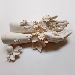 Offrandes - Porcelaine modelé, émaillage partiel. cuisson basse température pour l'or ; 2024 - Juli About 