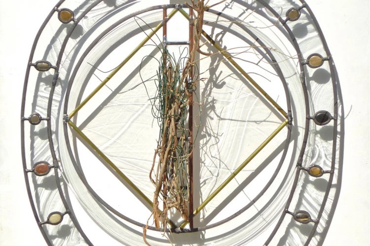 Elemental - technique vitrail (verre, plomb, galets, bois, métal) (96x72x4cm) - Leo Amery 