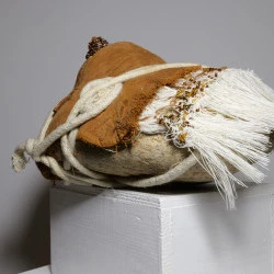 Sein amérindien - le sacrée est partout assembler une pierre de l'orb à un sein en cuir et perles - @isabellepiron2023 