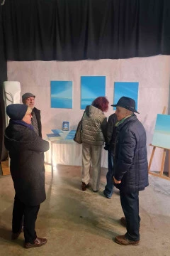 Atelier galerie - <p>Un garage aménagé et lumineux où l'on peut accueillir le public en toute sécurité.</p>