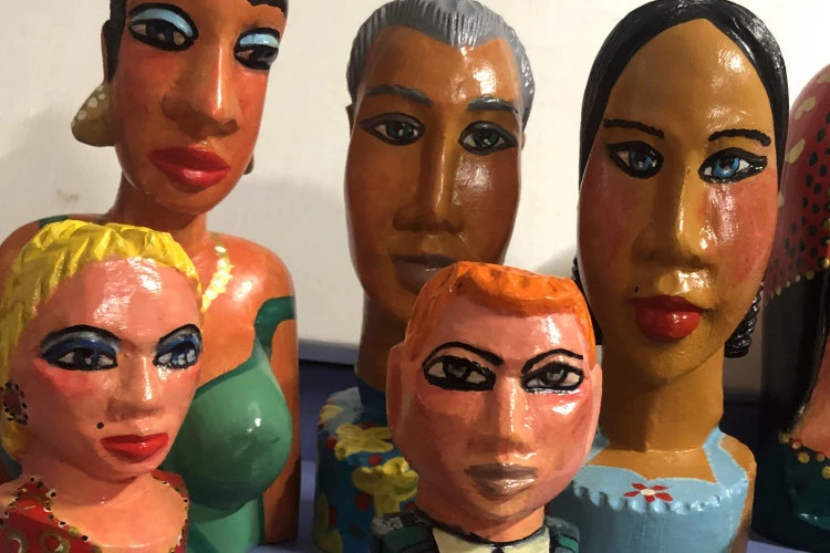 "FAMILI" - Sculptures en bois peintes polychromes - IM 
