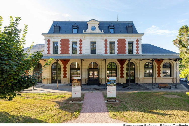 La gare de Figeac où est implantée la Maison de Ma Région - Août 2023 - Sofiane BENSIZERARA - Région Occitanie 