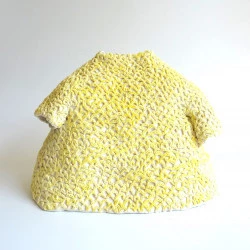 Où es-tu ? Tunique enjuée - Porcelaine émaillée, 2024 - Photo : Akiko HOSHINA 