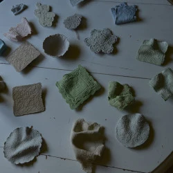 Dentelles - ¨Porcelaine, grès, 2022 - Photo : Akiko HOSHNA 