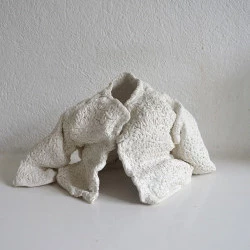 Où es-tu ? Gillet blanc - Porcelaine, 2023 - Photo : Akiko HOSHINA 
