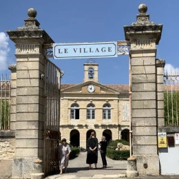 Entrée du village des brocanteurs à Lectoure - <p>Mon atelier se trouve au sous-sol</p> - ©Jeanne Delécluse

