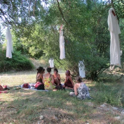 Groupe de femmes autour de l'installation "Présences féminines" - Couture, broderie, collage, installation de chemises anciennes symbolisant 6 silhouettes de femmes à différentes périodes de leur vie, sur cintre, coton, soie, dentelle, intissé, feutre, perles, tulle, organdi, tarlatane, boutons, fil de cuivre, fils textiles, cintres en bois 5xenviron102(h)x46(l), 2018/2020 Présences féminines - L'art sur l'Arre 