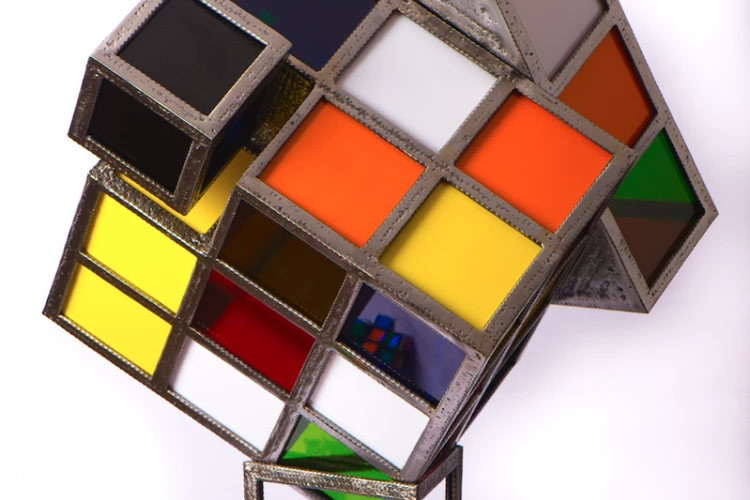 The Rubik's cube - The Rubik's cube - mai 2022 - Avez vous remarqué ce petit Cube noir, différent des autres ? L'anomalie, la différence dans un ensemble groupé et bien ordonné. Réalisé à partir de fer à béton et vitraux, cette sculpture est composée de 51 pièces de verre à vitrail. Une fois éclairé, toutes ses faces s'illuminent et le jeu peu commencer. H= 72 cm ; P= 32 kg - @davidfabie-art 