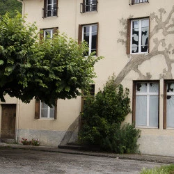 Uchronie - Oeuvre éphémère dans l'espace public, Fusain et blanc d'espagne, co-production Ancienne Pharmacie, Saurat, 2020 - Y.Calsou 