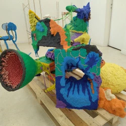 sans titre - pâte à modeler, céramique, palette Europe, 120 x 80 x 1OO cm