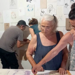 "Portrait & Music", l'atelier de dessin, mise en place de l'exposition 2025 - DR 
