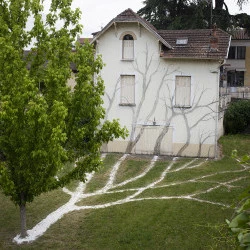 Dans ses bras - Dessin in situ à la chaux agricole et au fusain, production Cahors Juin Jardin, 2021 - Y.Calsou 