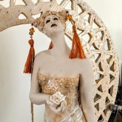Série des "Féminilunes" Titre : "Offrande à la lune" Pièce unique composée de deux parties. - Grès blanc et grès noir. engobe de Porcelaine plus techniques mixtes. Lune découpée, engobée et émaillée sur socle de métal. format de l'ensemble 37,5/23,5/23,5. 2019