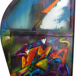 Trace 2CV - Le support est multiple, une porte de 2CV ou l'on retrouve ma signature tout en couleur.