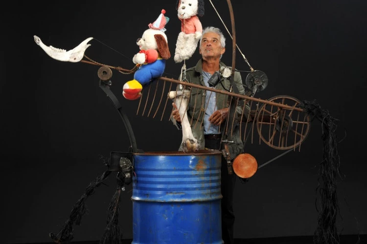 Hommage à Tinguely - bidon ,fer ,2 peluches, moteurs électriques, objet de rebus agricole , cette pièce de deux métres de haut sur deux de large - Photo Luc Jennepin 