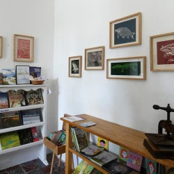 Oeuvres de Juliana Gomez Montes - La maison s'est transformée en café librarie et lieu d'exposition - Grains d'Art 