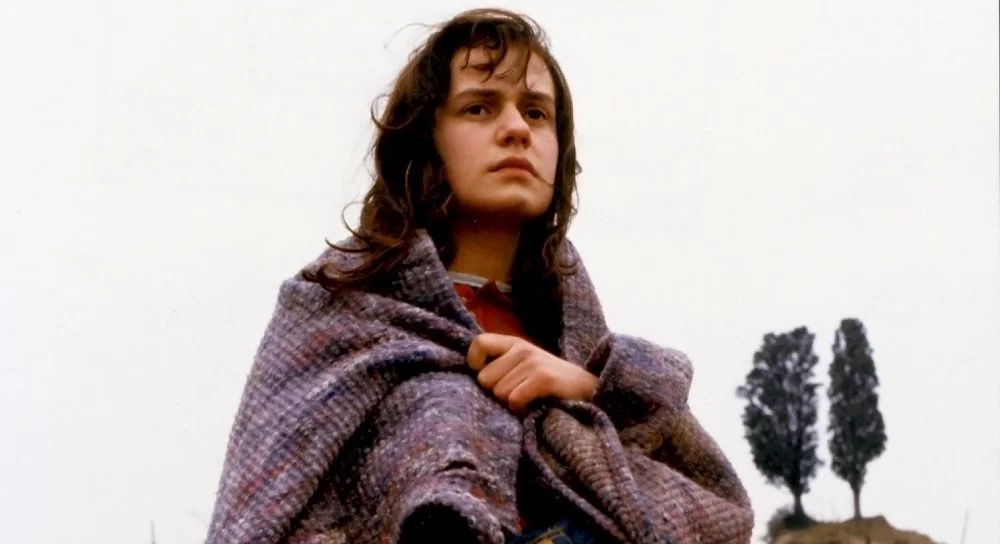Dans "Sans toit ni loi", Sandrine Bonnaire incarne Mona, une jeune fille errant sur les terres du Gard et de l'Hérault.