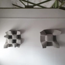 Déformations continues # 4.1 - 2025, Feutre, 85 x 85 x 27 cm et 85 x 85 x 50 cm - © Suzy Lelievre / ADAGP, Paris, 2025 