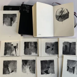 3 2024 CHU 3 coffrets 118 dessins, 3 carnets Moleskines 118 dessins MJ Doutres - 3 Carnets Moleskine Dessins au feutre sur empreinte à la gomme unique - Donne crédit photo : 3 2024 CHU 3 coffrets 118 dessins, 3 carnets Moleskines 118 dessins MJ Doutres 