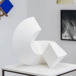 Segment (plâtre) - 2023, plâtre, 54 x 51 x 36 cm, production Centre d'art Le Lait, Albi. Vue de l'exposition collective “Les beaux jours” à la galerie AL/MA - crédit photo Aloïs Aurelle. © Suzy Lelievre / ADAGP, Paris, 2023 