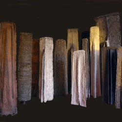 Groupe STELES - H de 1m60 à 2m40, L de 030 à 060, P de 050 à 0,70 - Métal, fils, pigments, technique mixte