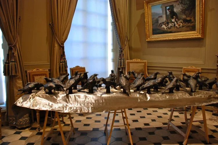 « l'autel aux corbeaux », MUSEE DE LA CHASSE ET DE LA NATURE, Paris, février / septembre - Terre crue, encre, talc, feuille de plomb, 2012 - Violaine Laveaux 