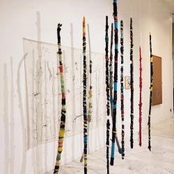 Forêt Blanche - Forêt - depuis 2017 toujours en cours - Tempera sur toile, hampe de tournesol et t-shirt, installation - Mathilde Amilhat 