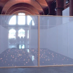 Ds le milan du lit 1995-2005 - Volume 200x400x800 cm, voile sur 12 cadres de bois, verre, réseaux lumineux, vidéo sur moniteur - © Anne Deguelle 