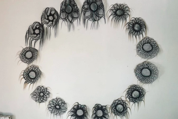 Ouroboros - cheveux et nasses, 250cm de diamètre, 2026 - Leïla Rose Willis 