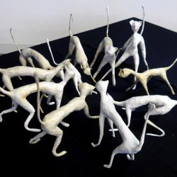 Les chats sur la table - Sculptures -fil de clôture et papier mâché- 20x30cm