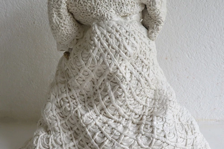 Où es-tu ? Robe de baptême - Porcelaine émaillée, 2023 - Photo : Akiko HOHSINA 