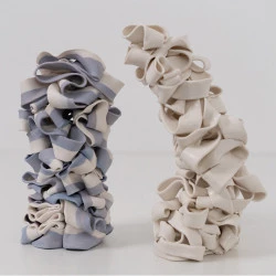 Les Tours - 2024, porcelaine colorée, non émaillée, H23cm - Photographe Milie Del 