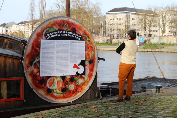 Extrême pizza - Impression numérique sur bâche de 220 grammes, tiges en fibre de carbone, tissu, 250 cm de diamètre - Étienne Cliquet, 2024 