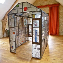 La Maison de Détails - Technique vitrail (verre, plomb, grisaille, fusing) H 2330 x L 2300 x l 1650 - Leo Amery 