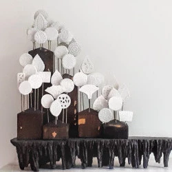 La Forêt de Porcelaines. Premier prix de Sculpture de la ville d'Agen 2018. collection personnelle. - porcelaines gravées à la main, montées sur laiton et bois, rehauts de feuille d'or. socle en grès noir. 2017.