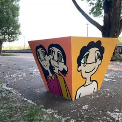 Laska na beton - peinture sur des sièges en béton au bord du Danube, Bratislava, Slovaquie 2022 - Maria Slovakova 