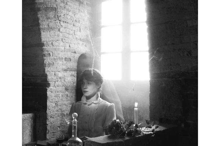 Nous serons toujours les fantômes de votre vie - Photographie numérique, Lady Margaret, 2017 - Thérèse Pitte 