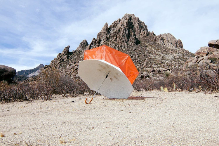 Haïku de parapluie, 2023 - sculpture abandonnée dans le désert de Durango, parapluie, plâtre, désert, photo, impression digitale, 42 X 30 cm. - ©Philippe Poupet, ©Jose de la Luz Sánchez Cáno 