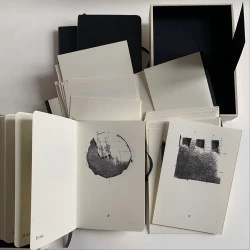 4 2024 CHU carnet3-41 dessins/41 fiches 300DPI.jpeg - 3 Carnets Moleskine 118 Dessins au feutre sur empreinte à la gomme unique. 118 Fiches - Donne crédit photo:4 2024 CHU carnet3-41 dessins/41 fiches 300DPI.jpeg 