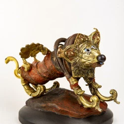 Chimère de compagnie - 25 X 33 X 24 cm, assemblage (bois, métal, ressort, bijoux)