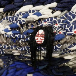 La rencontre entre l'explosif volcan qui rit et l'armada des îles-poissons - Haut-relief textile, détail. 221 x 128 x 12 cm. Vêtements et divers cépages textiles déchirés, découpés, cousus, redensifiés, peints, fixés sur métal. Juillet 2025. - Crédit image Françoise Alquier 