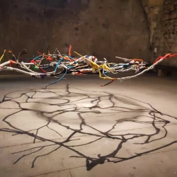 Rhizome des luttes - 2025 - Installation suspendue, en bois et T-Shirt, exposée au Château de Blagnac, 33, en 2025. - Mathilde Amilhat 