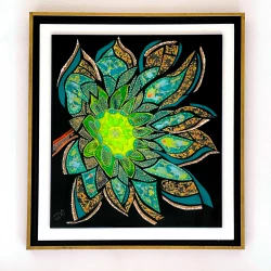 La fleur de verre - Fleur tout en verre avec un petit monde de bébètes (65cm sur 56cm)