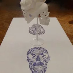 Installation "La Table Desservie" - Broderie sur nappe de tissu, 2011/2016 et 4 crânes sur pied 2016 - M.Carnévalé 