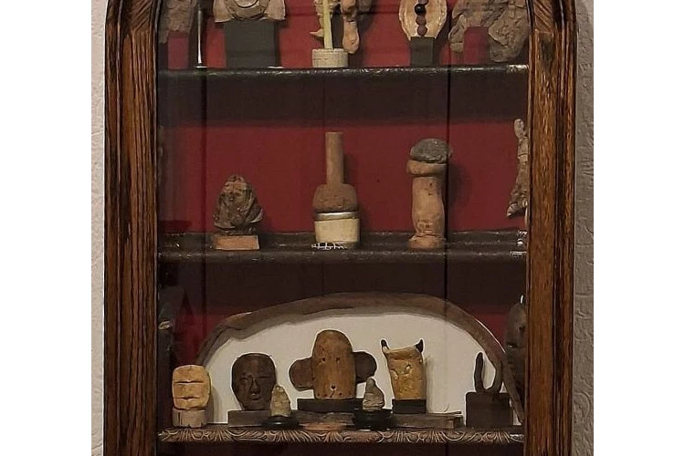 M12 Une pièce muséale - 1/12e - Vitrine arrondie - objets réalisés à la main ou acquis en brocante