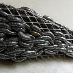 MC l'appelle Alien mais rien n'est encore tranché - Sculpture métal et textile, 60x22x13 cm, 2024 - Crédit image Françoise Alquier 